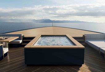 Les Cinq yacht charter lifestyle
                        