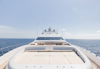 Royale X yacht charter lifestyle
                        