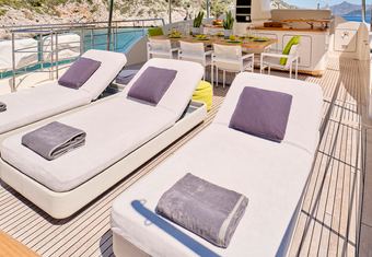 Flor yacht charter lifestyle
                        