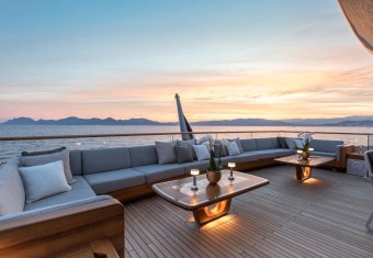 Vertige yacht charter lifestyle
                        