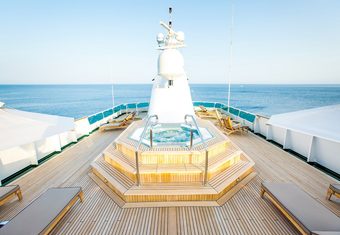 Esmeralda yacht charter lifestyle
                        