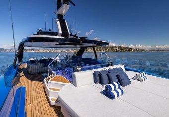 Sui Generis yacht charter lifestyle