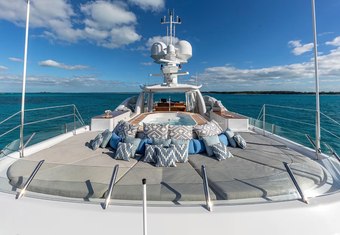 Lind yacht charter lifestyle
                        