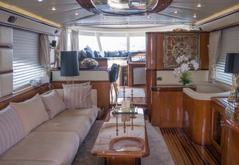 Viva Lola yacht charter lifestyle
                        