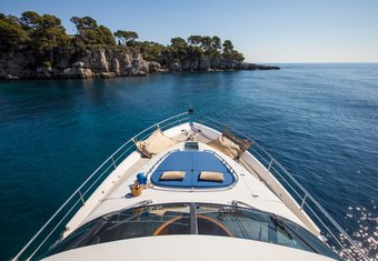 D5 yacht charter lifestyle
                        