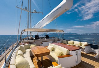 Drumbeat yacht charter lifestyle
                        