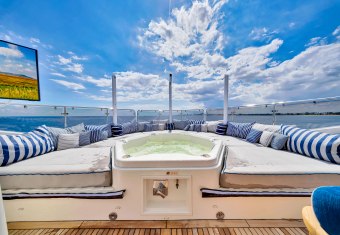 Natural 9 yacht charter lifestyle
                        