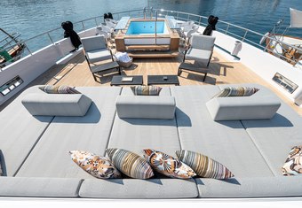 M55 yacht charter lifestyle
                        