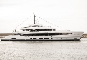 Amantis yacht charter lifestyle
                        