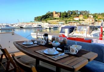 JR yacht charter lifestyle
                        