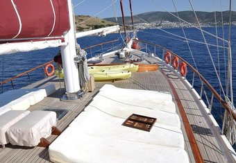 Palmyra yacht charter lifestyle
                        