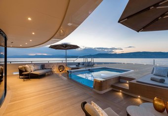 Lemon Tree yacht charter lifestyle
                        
