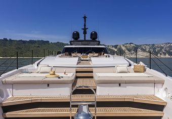 Jag'B yacht charter lifestyle
                        