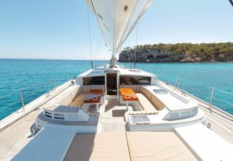 Elton yacht charter lifestyle
                        