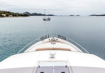 Tesoro yacht charter lifestyle
                        