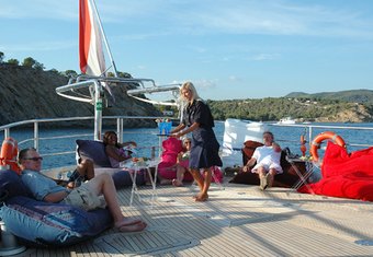 Dwinger yacht charter lifestyle
                        