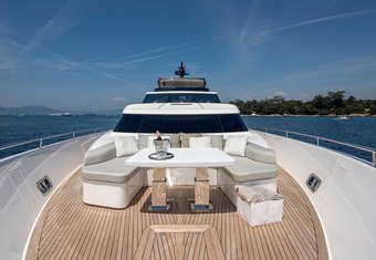 De Zeus yacht charter lifestyle