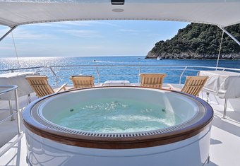 Clarity yacht charter lifestyle
                        