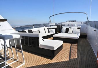Petardo yacht charter lifestyle
                        