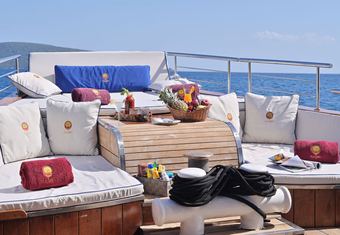 Kalizma yacht charter lifestyle
                        