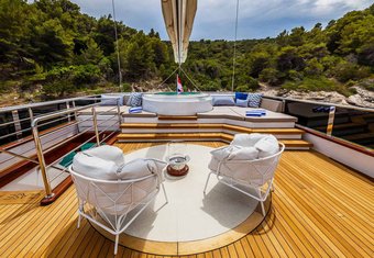 Clase Azul yacht charter lifestyle
                        