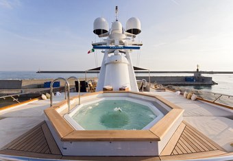 Legend yacht charter lifestyle
                        
