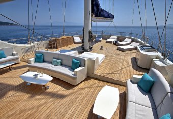 Meira yacht charter lifestyle
                        