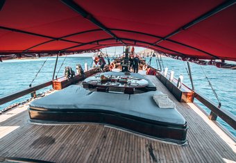 Manta Mae yacht charter lifestyle
                        