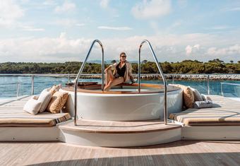 Loon yacht charter lifestyle
                        