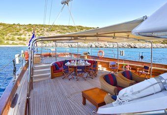 Tamarita yacht charter lifestyle
                        