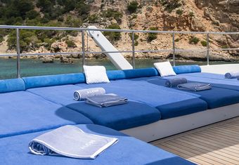 Alcor yacht charter lifestyle
                        