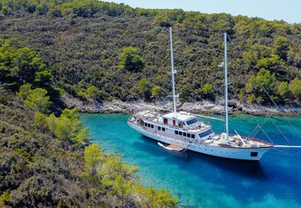 Corsario yacht charter lifestyle
                        