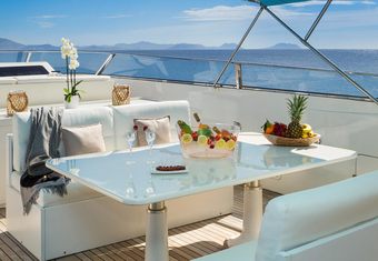 Marvi De yacht charter lifestyle
                        