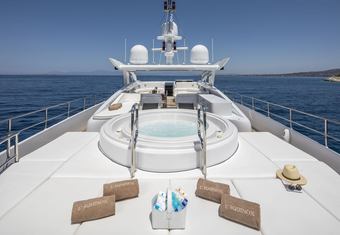 L'Equinox yacht charter lifestyle
                        
