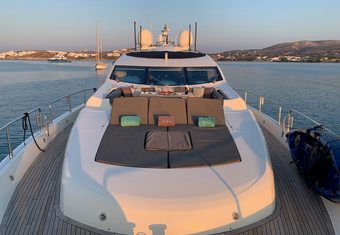 Blade 6 yacht charter lifestyle
                        