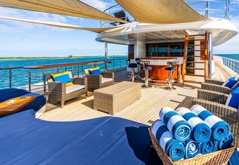 Omnia yacht charter lifestyle
                        