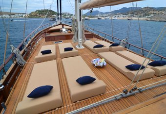 Mar & Mar yacht charter lifestyle
                        