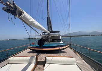 Ayo yacht charter lifestyle
                        
