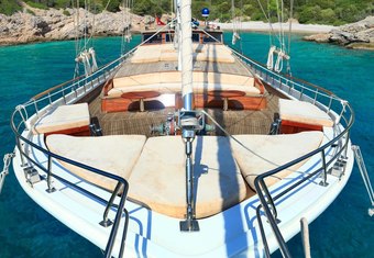 Torini yacht charter lifestyle
                        