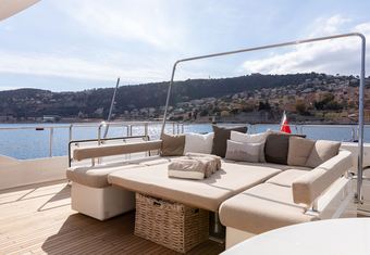 La Pausa yacht charter lifestyle
                        