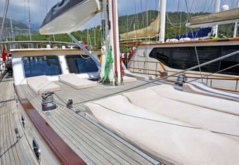 CarpeDiem Coral yacht charter lifestyle
                        