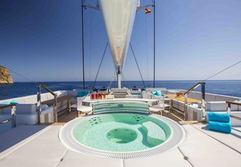 AQuiJo yacht charter lifestyle
                        