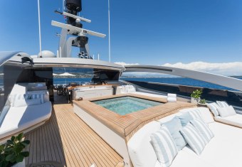 Halo yacht charter lifestyle
                        
