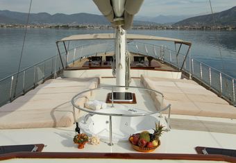 Queen Lila yacht charter lifestyle
                        
