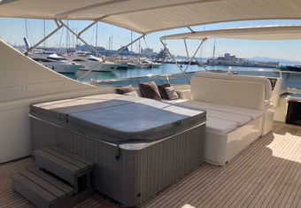 Georg I yacht charter lifestyle
                        