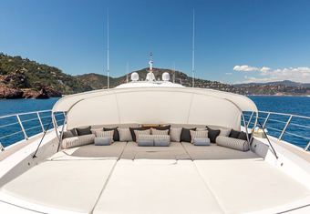 Beachouse yacht charter lifestyle
                        