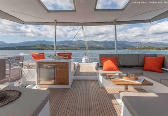 Looma yacht charter lifestyle
                        
