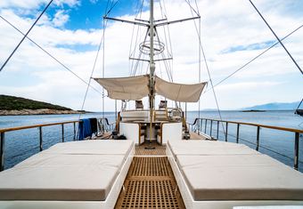Luja yacht charter lifestyle
                        