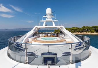 La Tania yacht charter lifestyle
                        