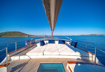 Double Eagle yacht charter lifestyle
                        
